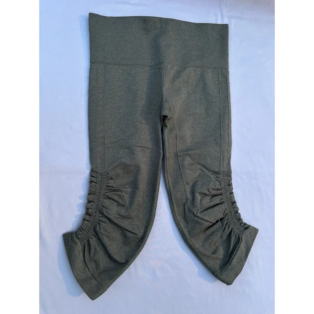 LULULEMON Women’s Green In The Flow Crops - Size 4 US